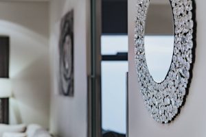 Un miroir décoratif et pratique à la fois