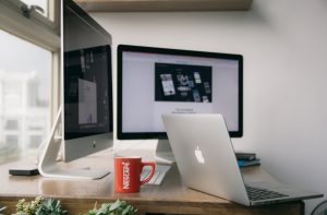 Un bureau face à la fenêtre pour se sentir bien