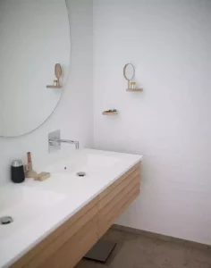 Le miroir peut tout changer dans une salle d’eau 